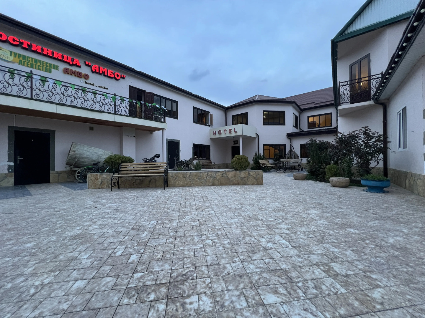 Отель Амбо