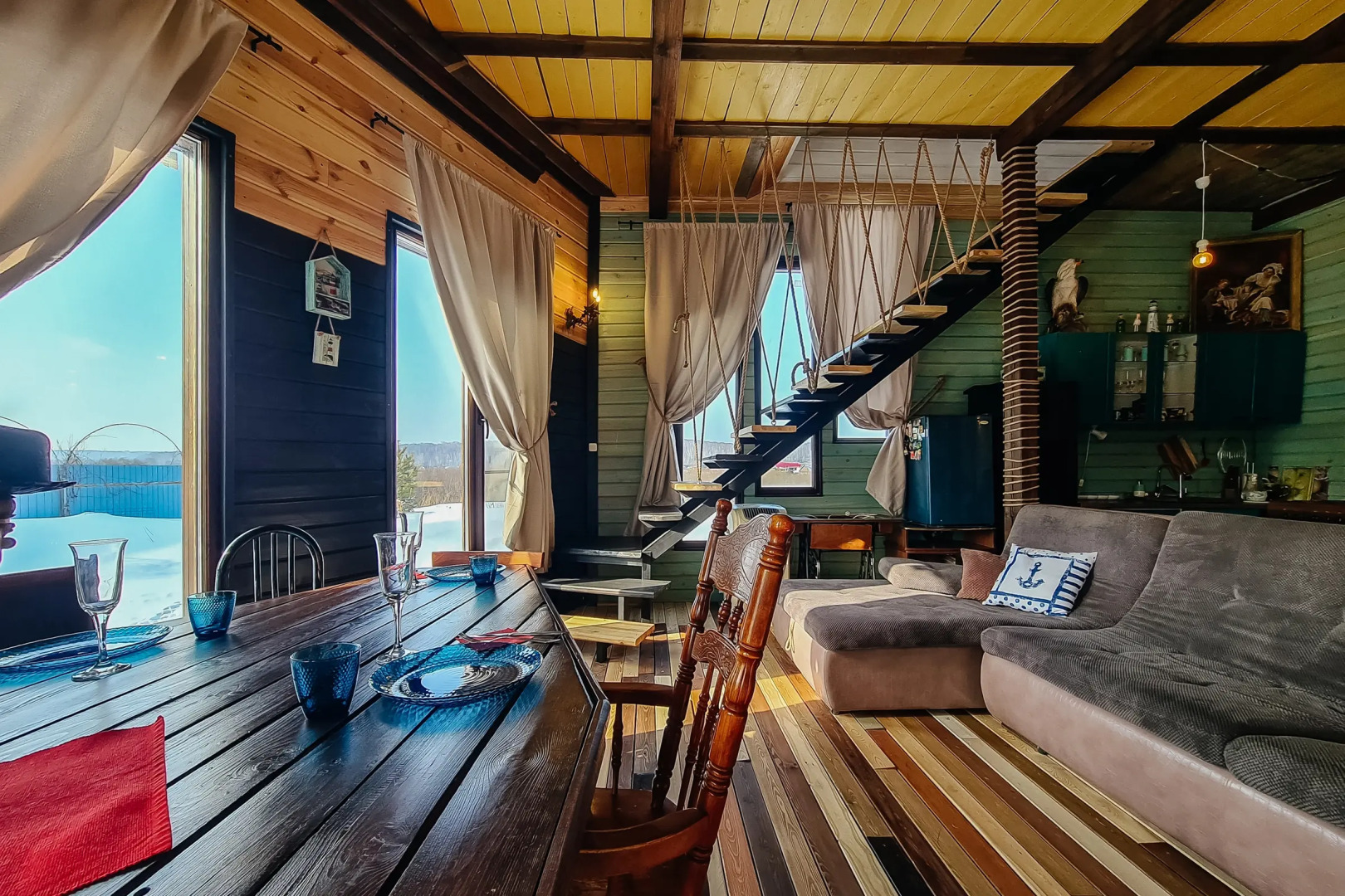 Гостевой Дом с кораблем на берегу реки