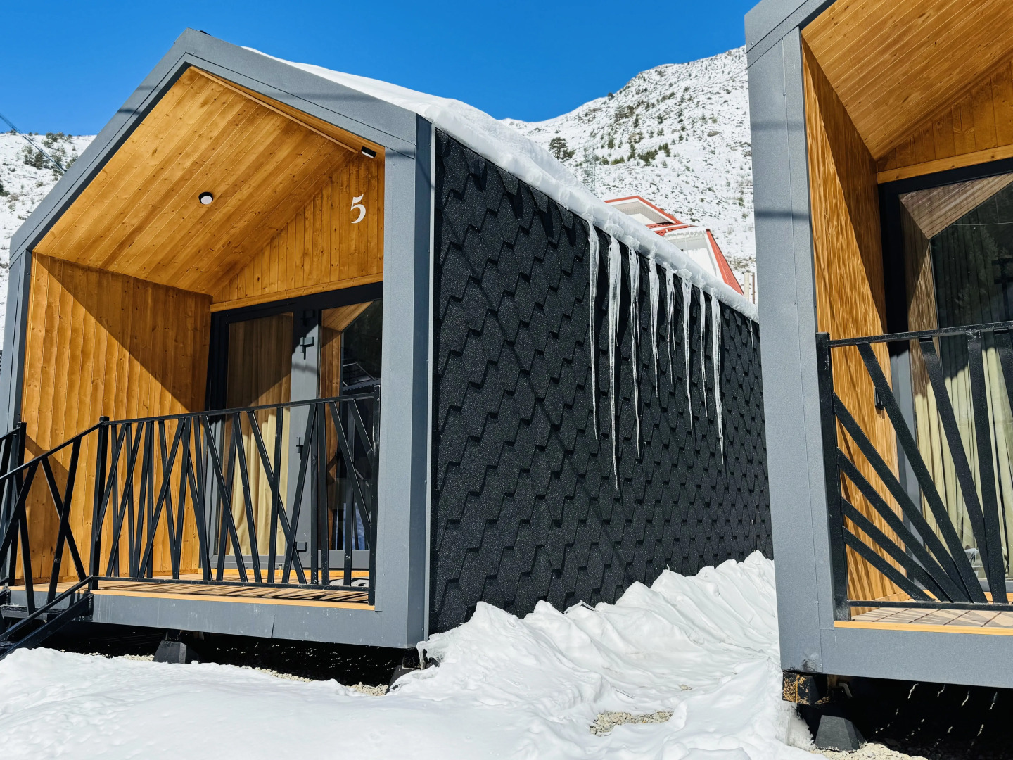 Частный дом с видом на Кавказский хребет