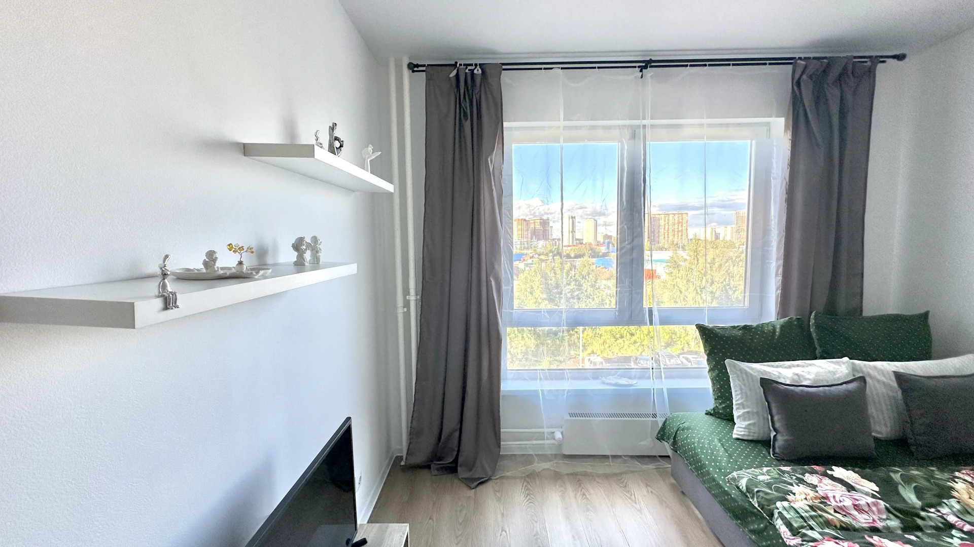 Апартаменты Истоман Two с видом на пруд