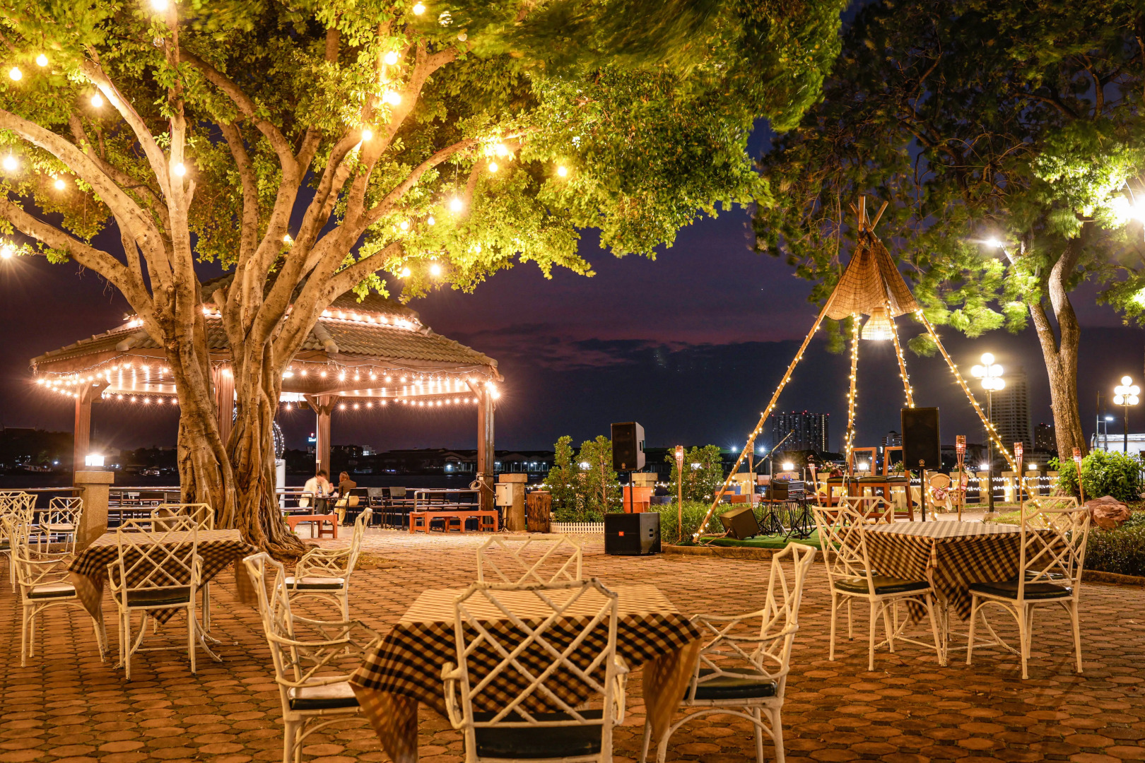 Отель Montien Riverside Hotel Bangkok