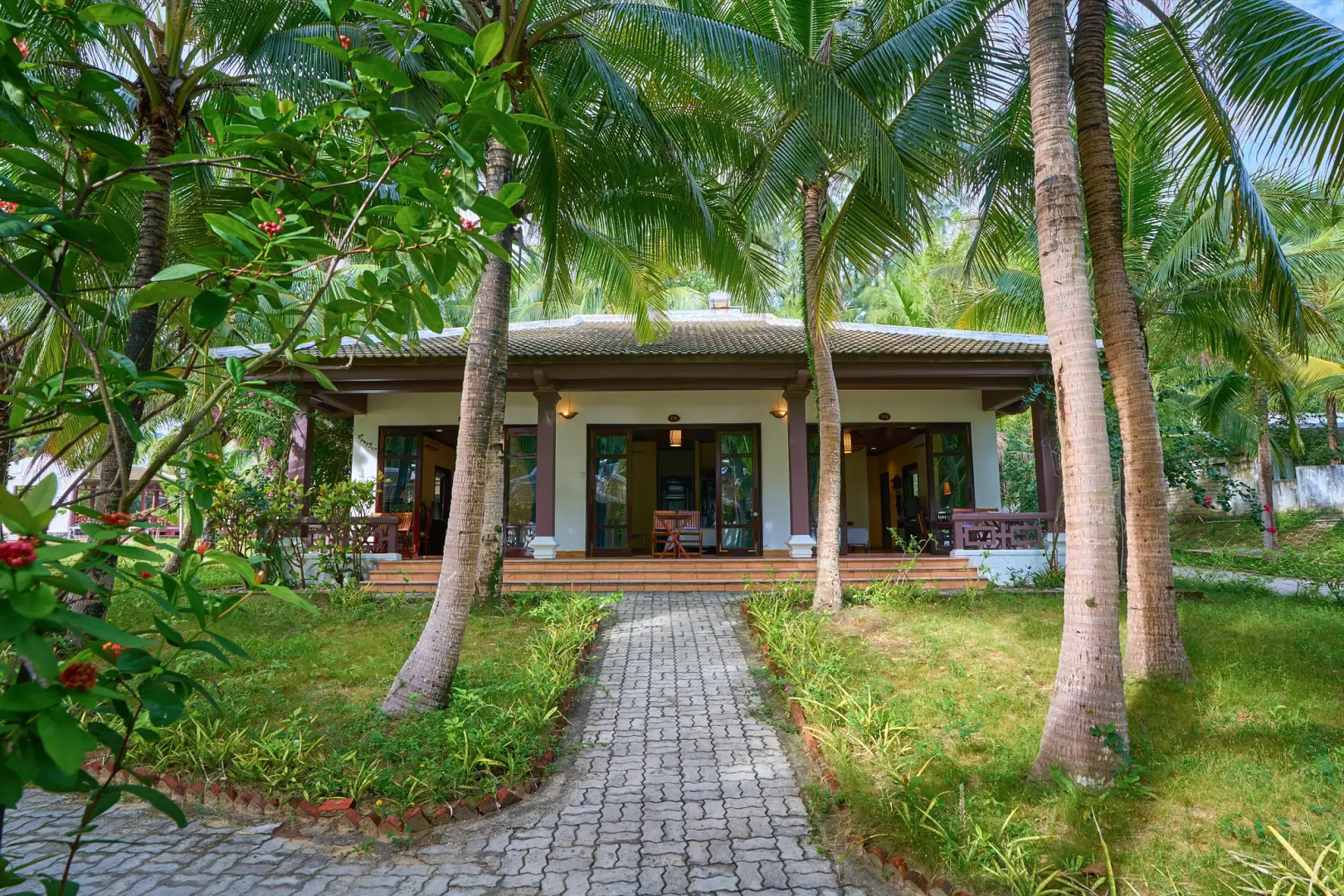 Курортный отель Lang Co Beach