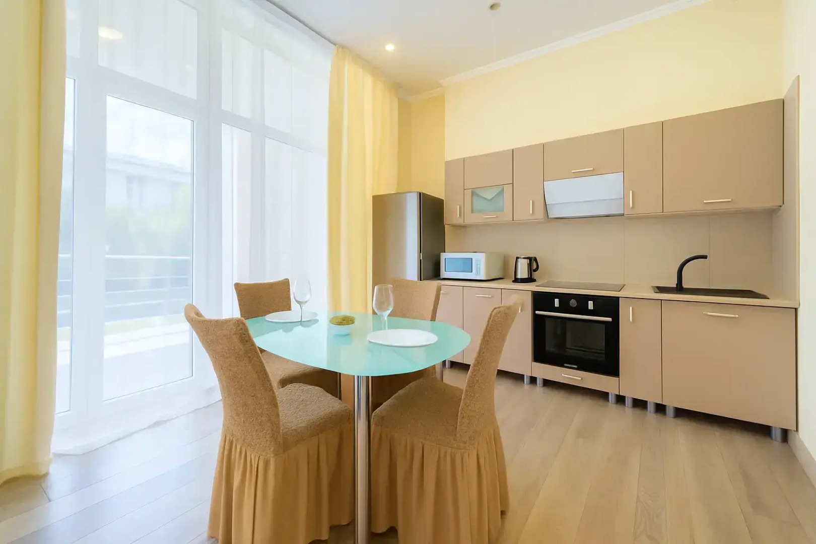 Квартира просторная для 6х гостей с кроваткой и пеленальным столиком для детей и кухонной зоной