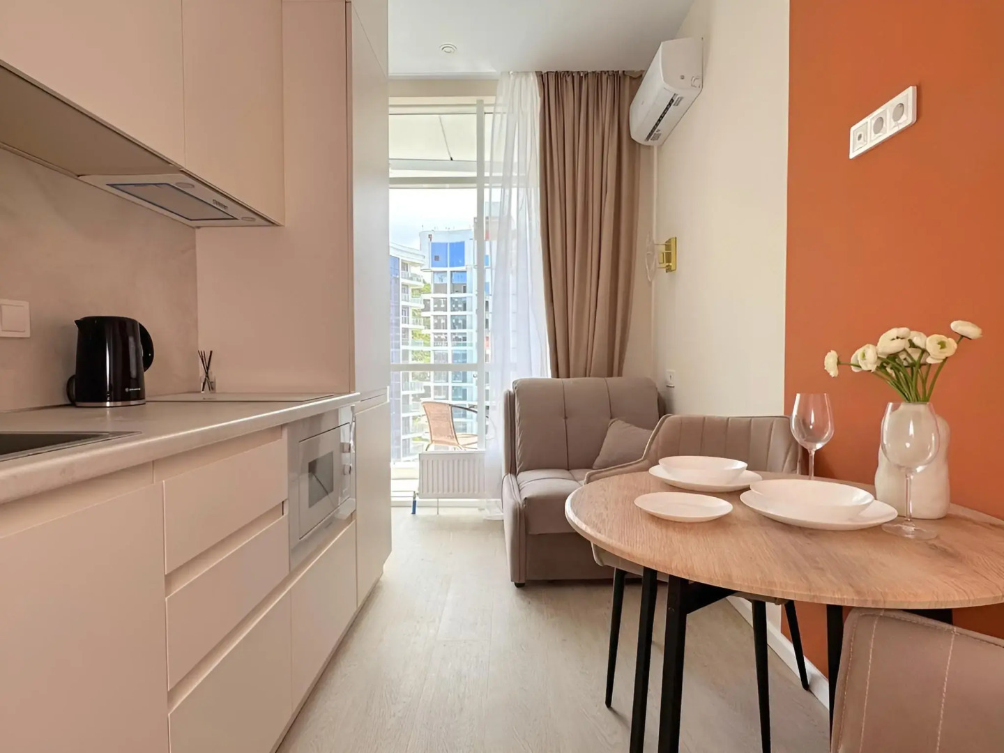 Апартаменты Яркая Студия с Видом на Море