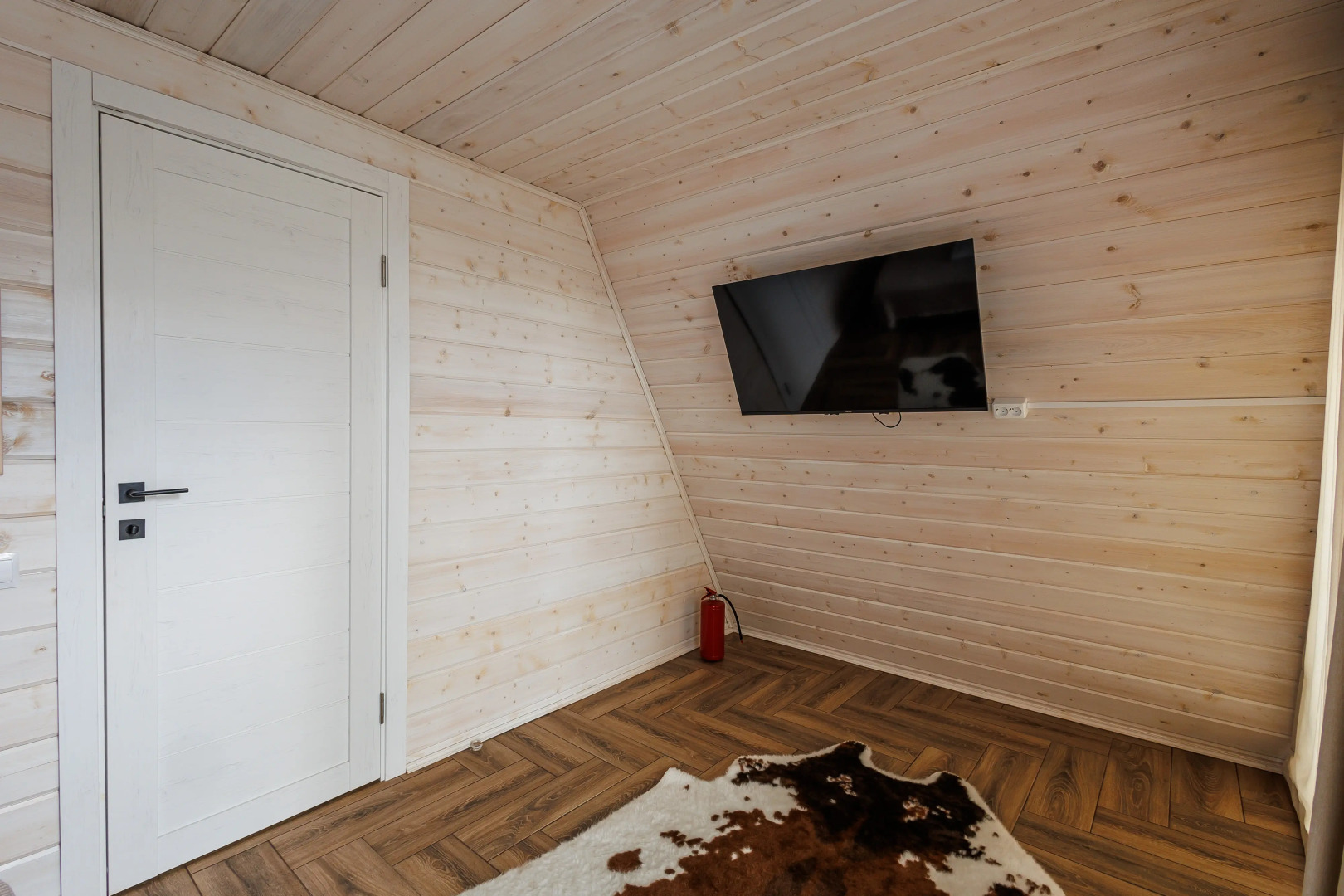 Частный дом А-фрейм в дубовом лесу