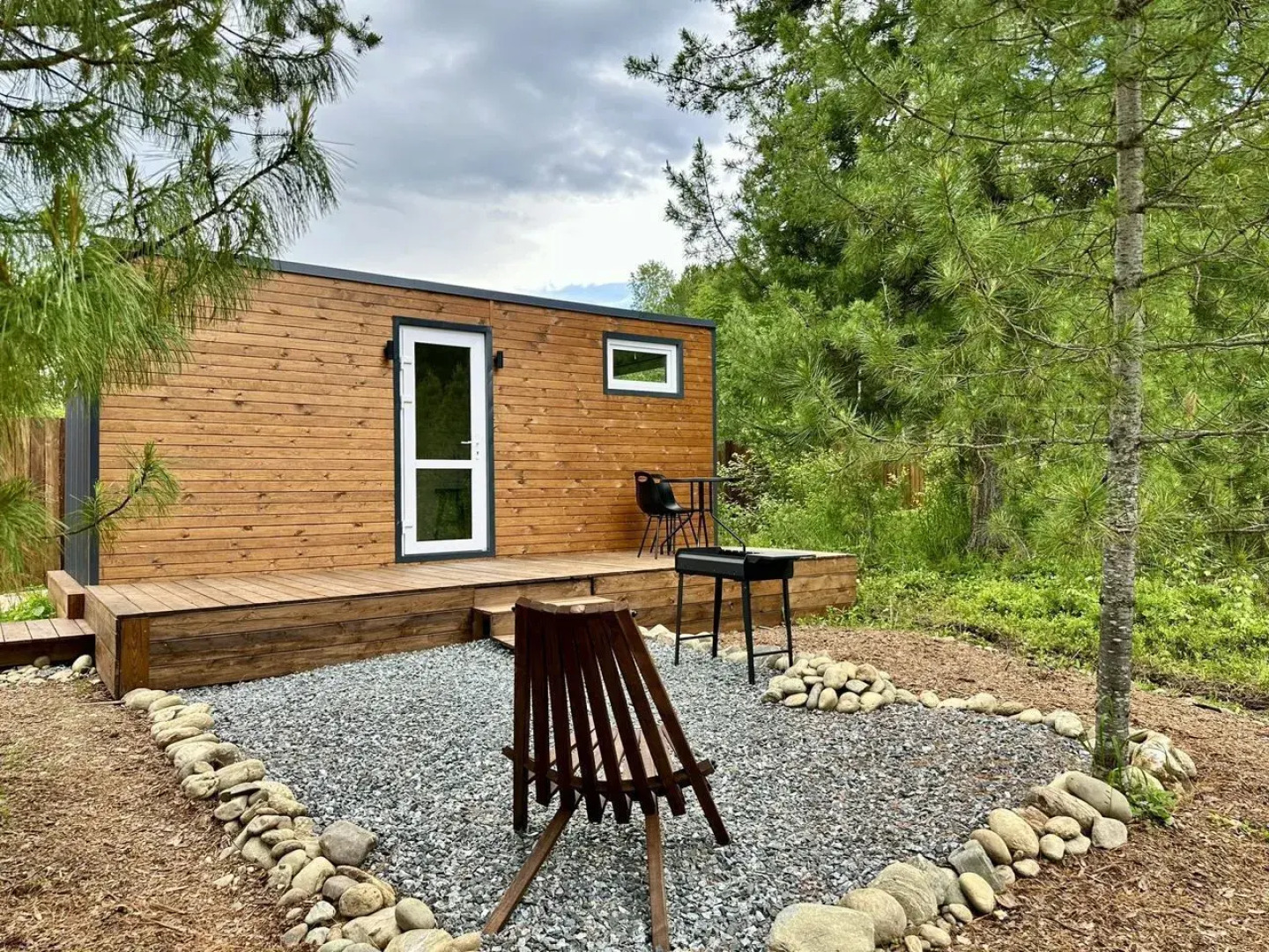 Частный Дом в Окружении Кедpового Леса со Своей Террасой и Мангальной Зоной