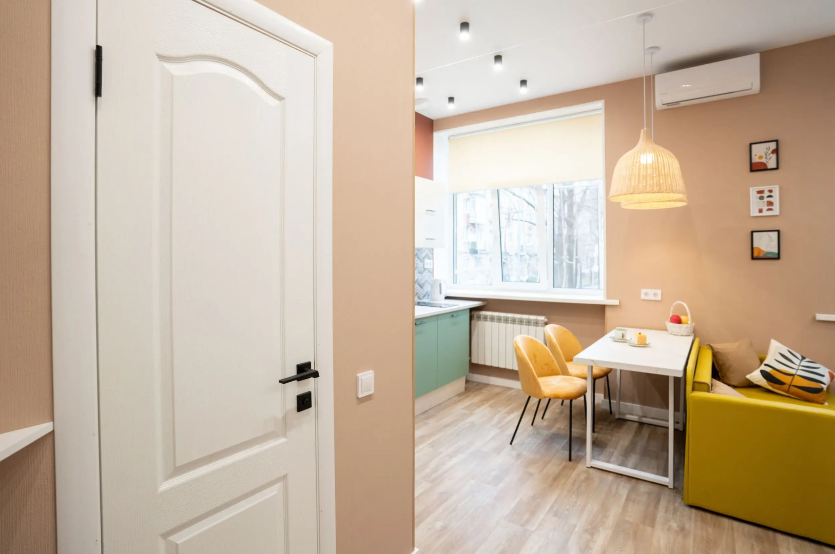 Апартаменты с ярким дизайнерским ремонтом