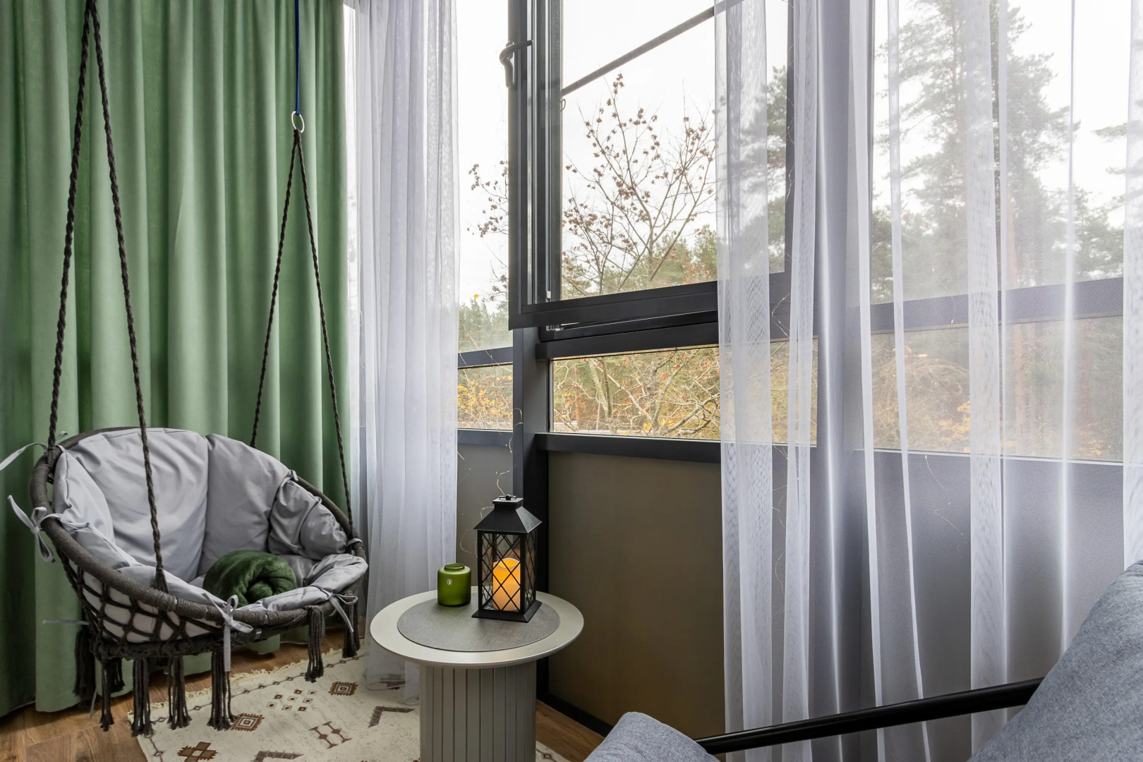 Квартира Ютно Колосья с качелью на балконе и видом на сосны в Зеленогорске