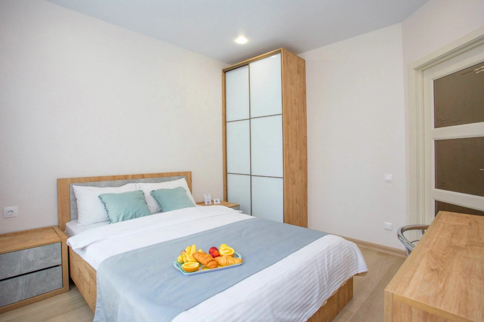 Квартира на сутки Парк Челюскинцев Метро в шаговой доступности Кухня объединена с жилой зоной Отдельная спальня Wi-Fi Самозаселение