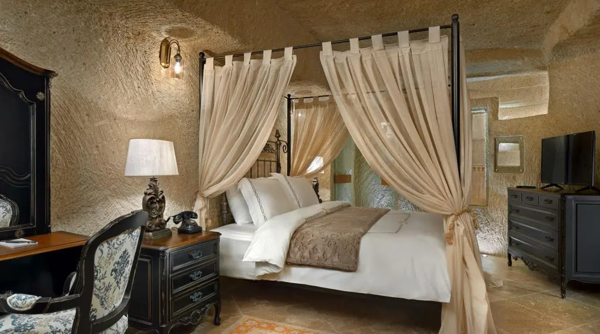 Отель Seraphim Cave Suites & Spa