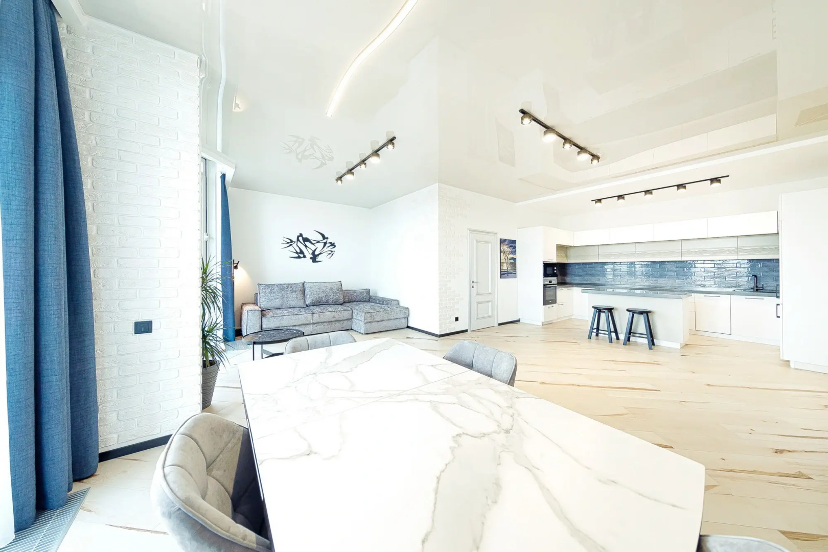 Апартаменты в центре с видом на море 76