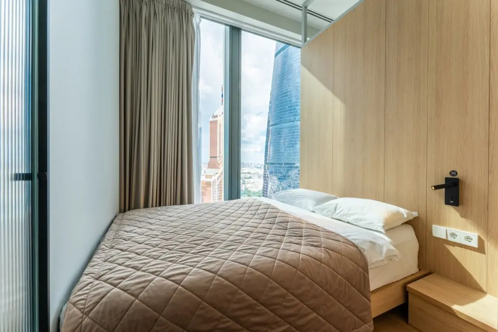 Уютная студия с видом на башни