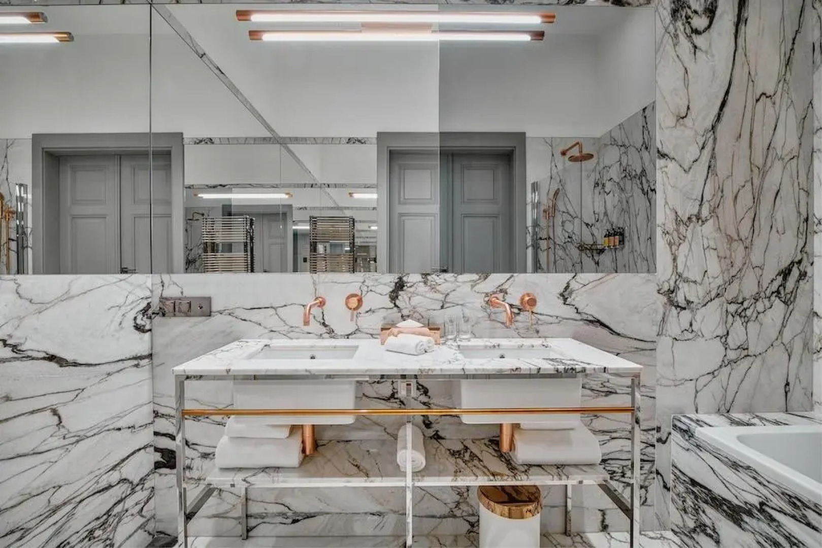 Отель H15 Luxury Palace