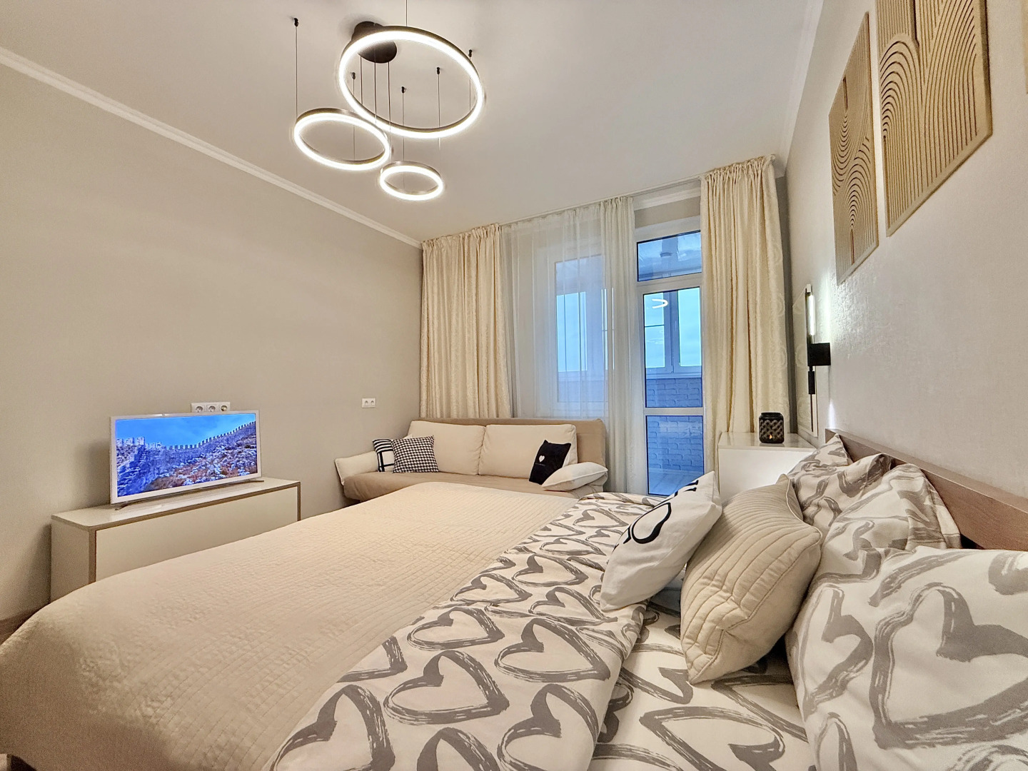 Жилое помещение 2-к квартира у метро Молодежная с яркими закатами