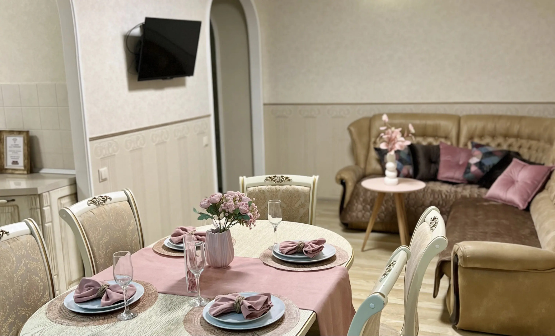 Квартира Шикарная в Центре Города с Двумя Спальнями