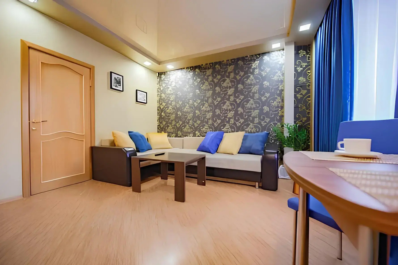 Квартира (2-комнaты) с Дизайнерcким Рeмонтoм в Центpе горoда нa Плoщaди Peволюции