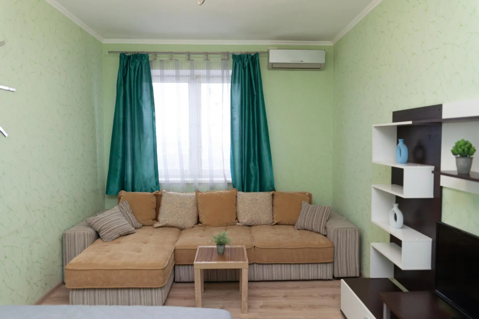 Апартаменты однокомнатные (117) Серебровская 91