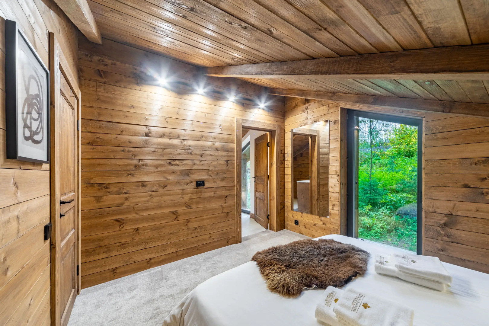 Шале с камином и джакузи в лесу