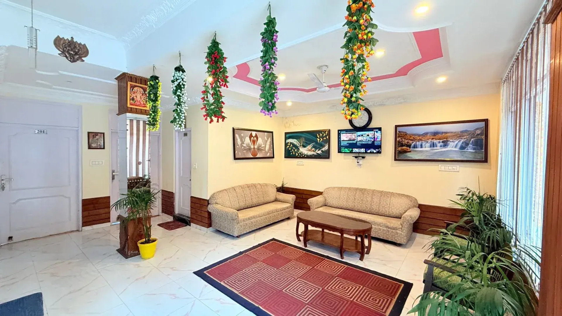 Отель Snow Crest Inn