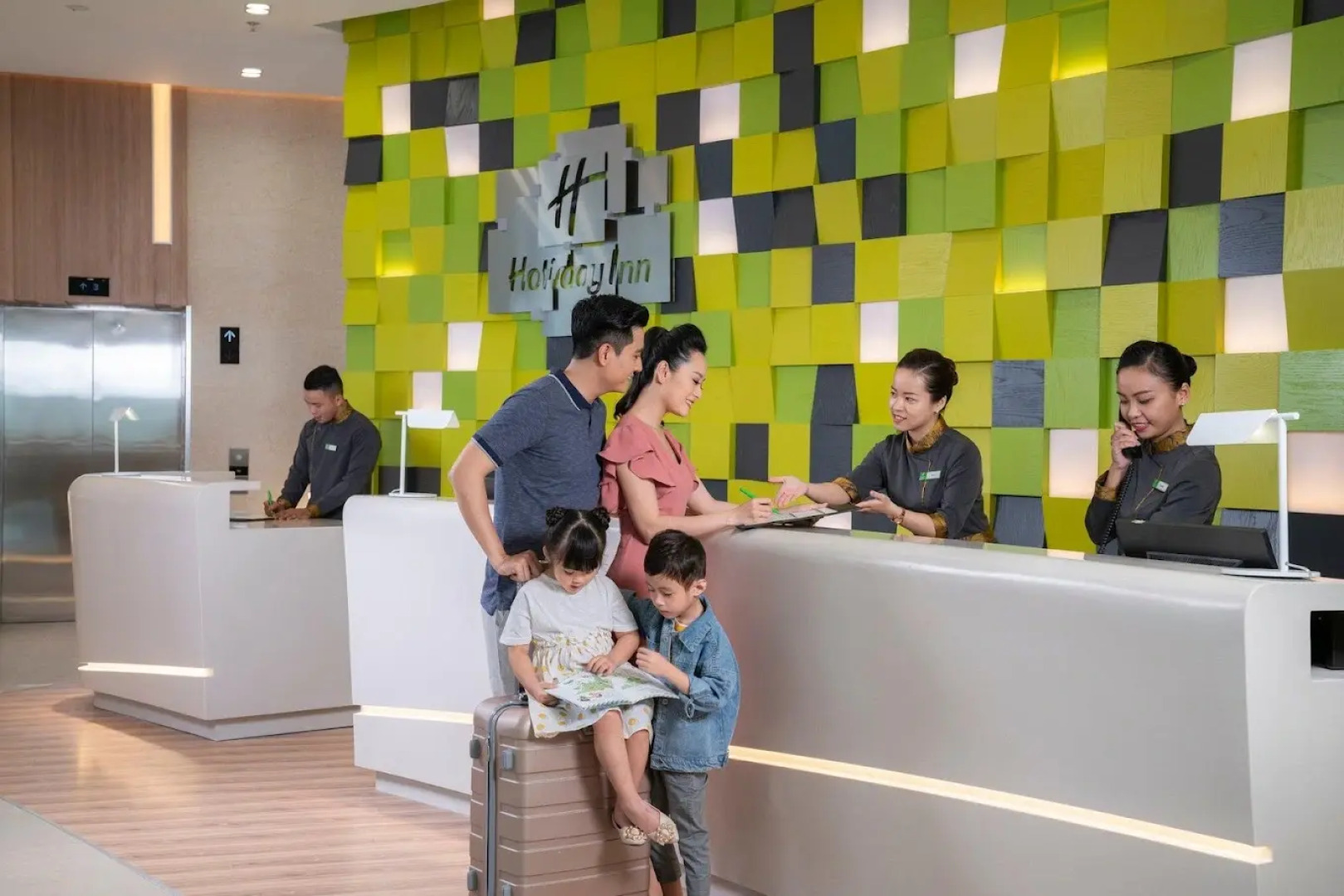 Отель Holiday Inn & Suites Saigon Airport
