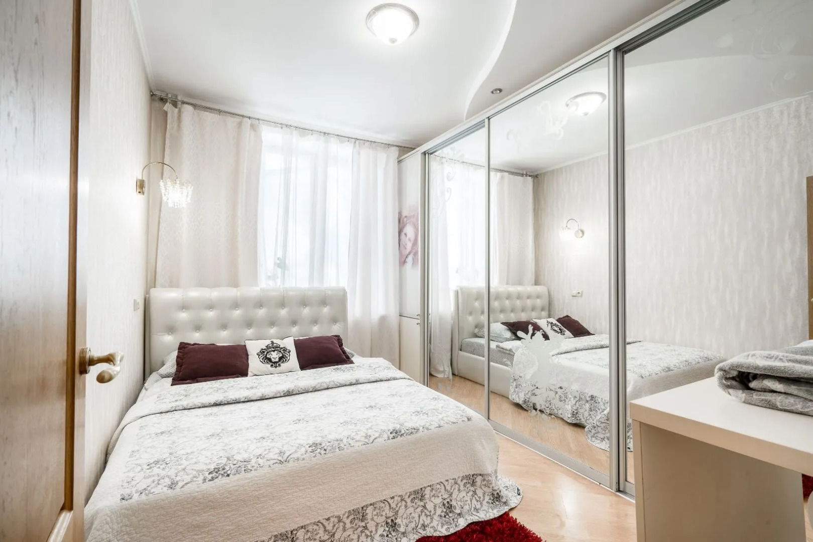 Апартаменты ЦЕНТР Свердлова 24 Трехкомнатная