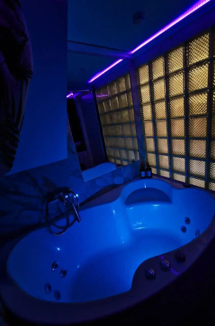 Апартаменты ZenApart с джакузи и камином