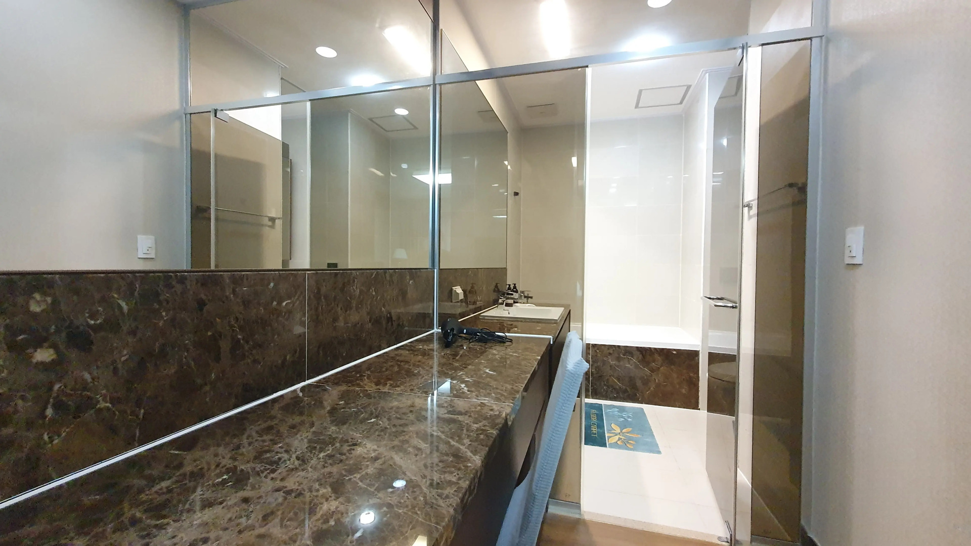 Апартаменты Luxury возле посольства США 19эт. 2х комн.кв с шикарным видом на Мечеть Хазрет Султан