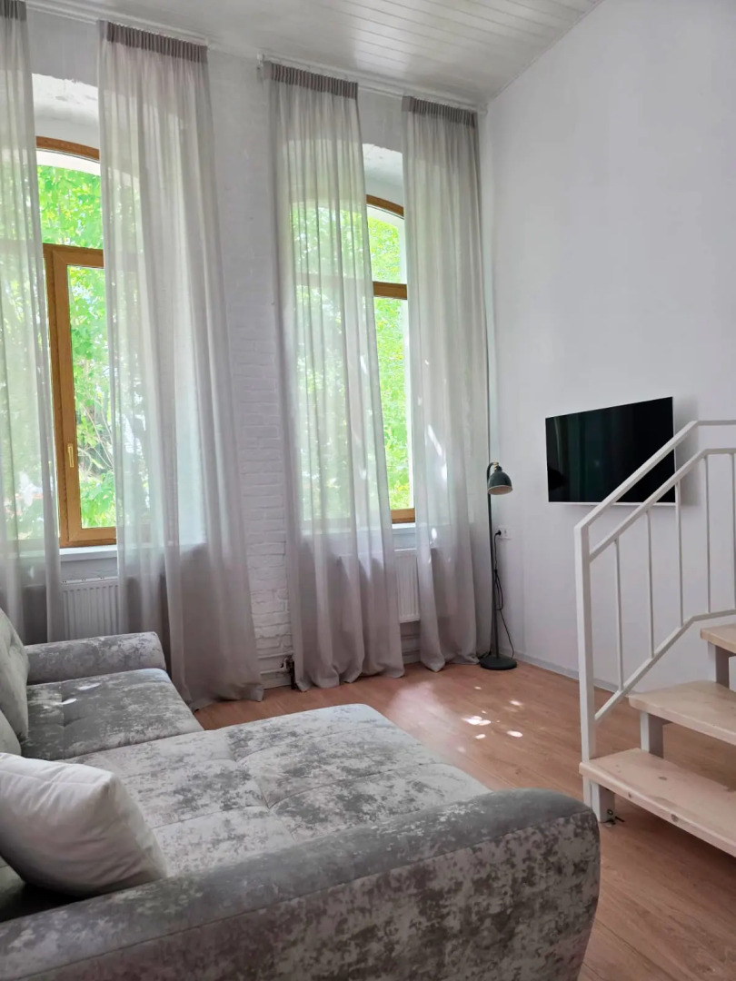 Апартаменты Новые с Высокими Окнами на Пешеходной Улице