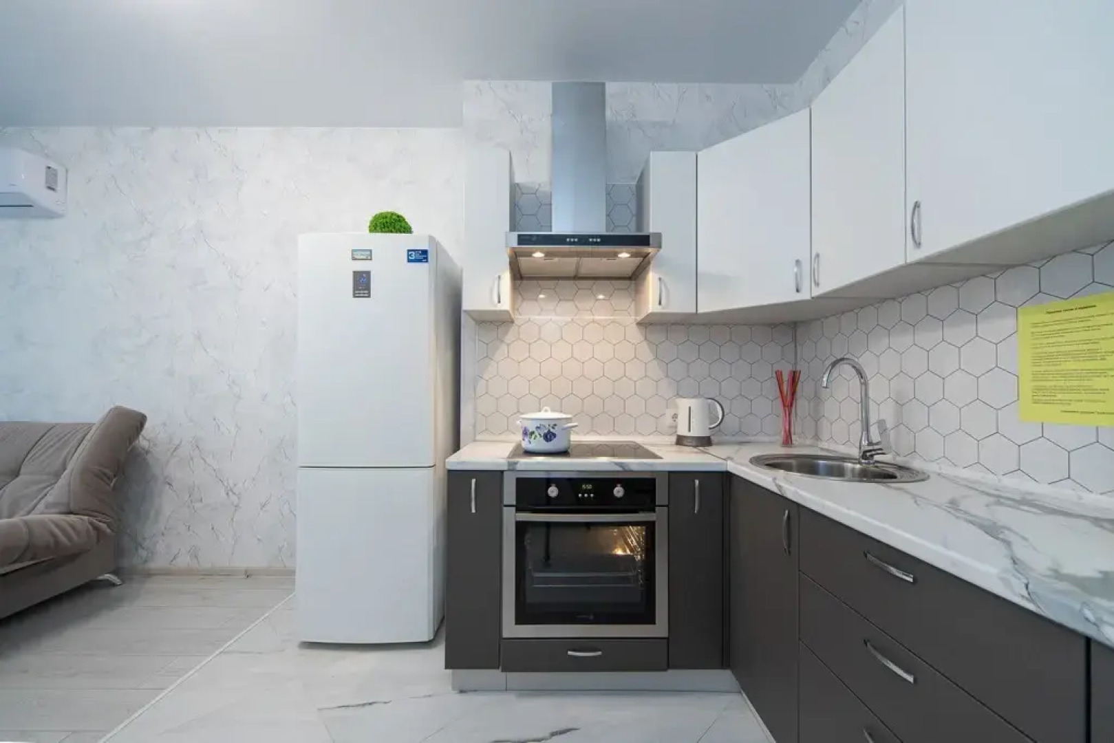 Квартира от компании Хоум Отель на Ново- Садовой 106Г