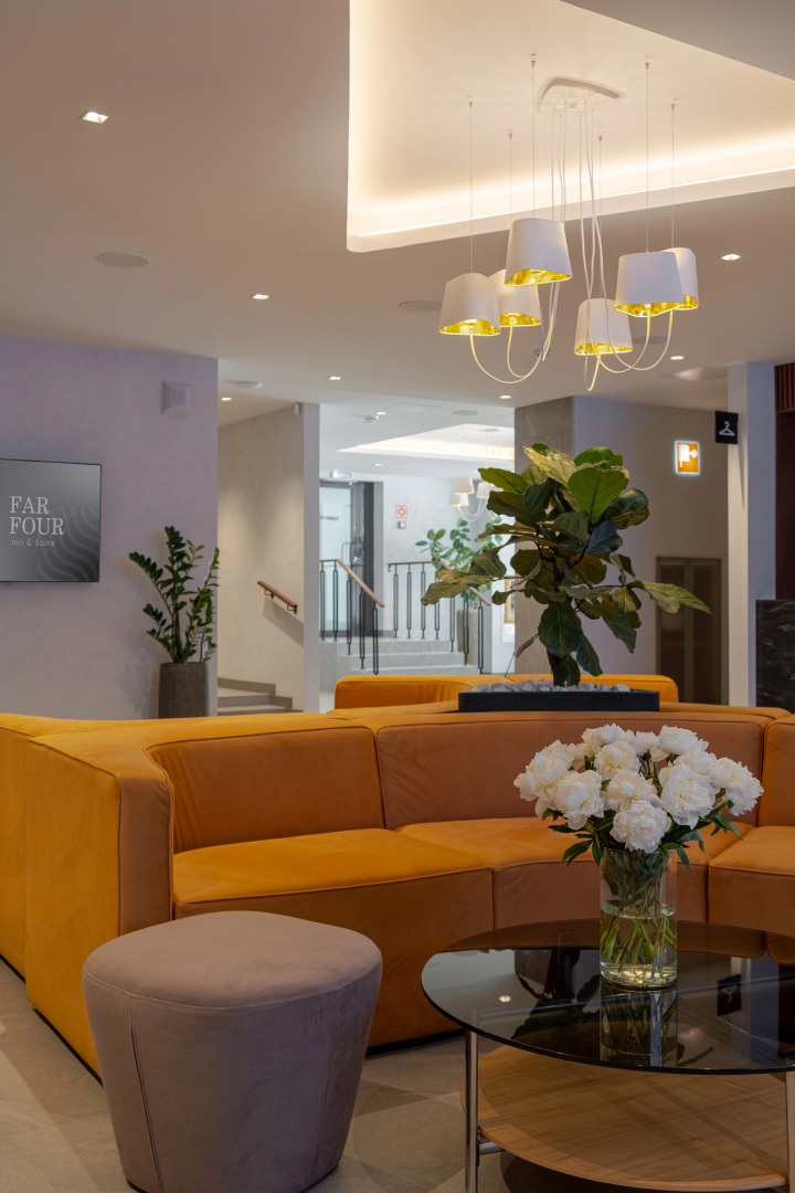 Отель FarFour Inn & Suite