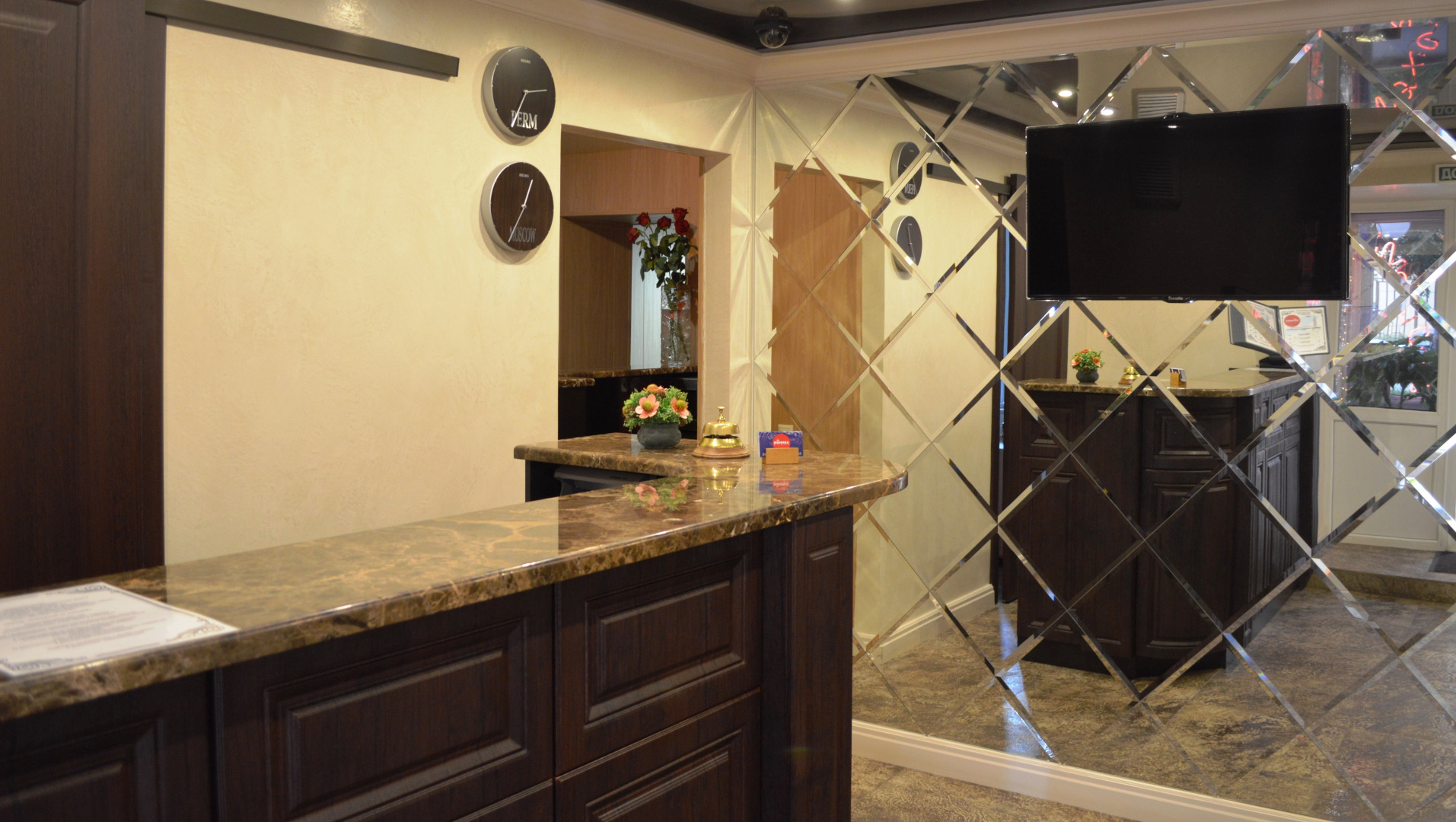 Отель Моника