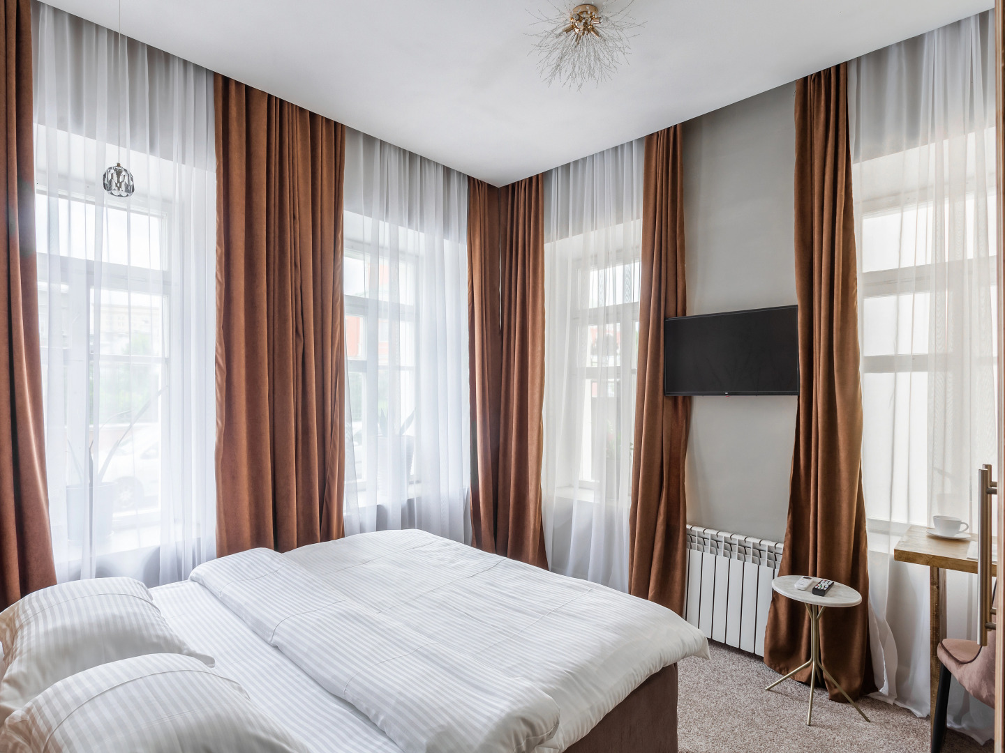 Отель Тихонов