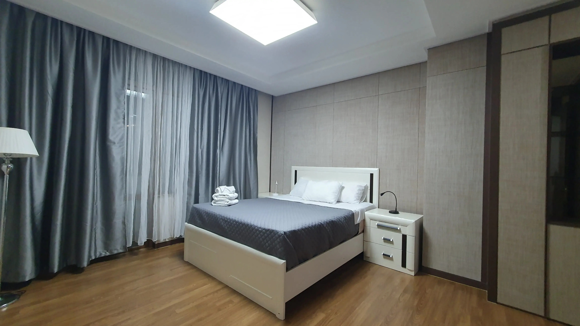 Апартаменты Luxury возле посольства США 19эт. 2х комн.кв с шикарным видом на Мечеть Хазрет Султан