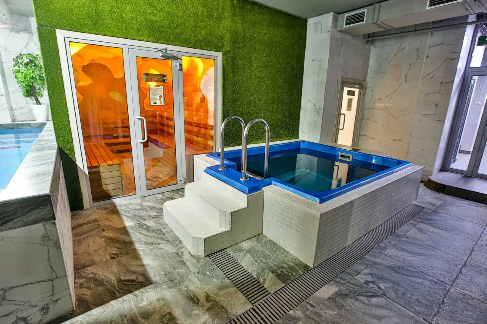 Отель Астро Плаза