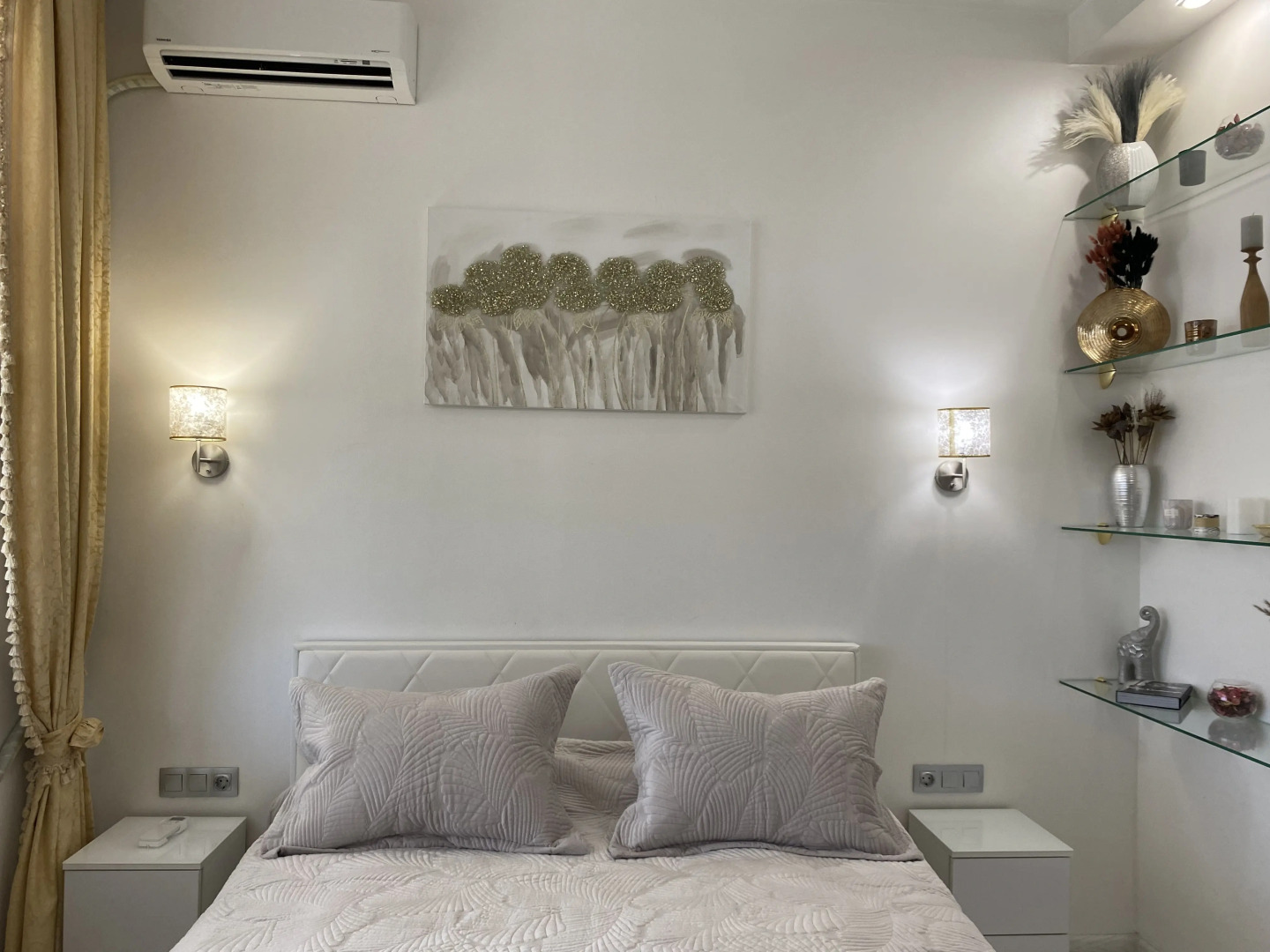 Апартаменты в современном стиле с камином