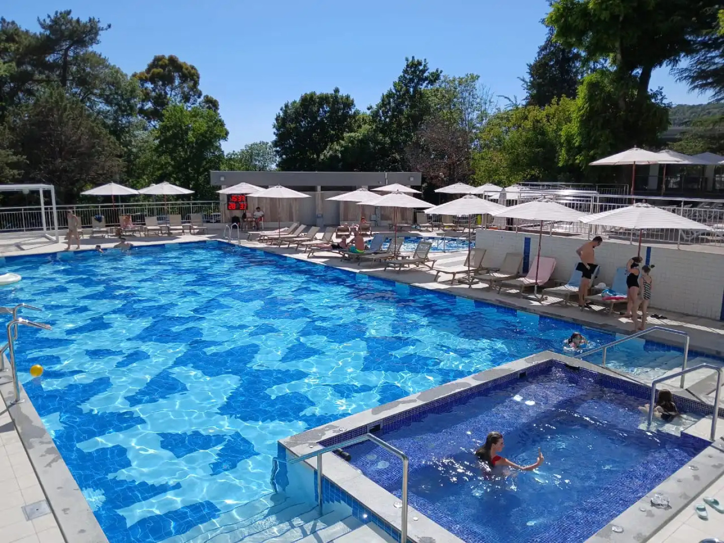 Апартаменты Дизайнерские с бассейном и морем вместимостью от 1 до 4 гостей от собственника