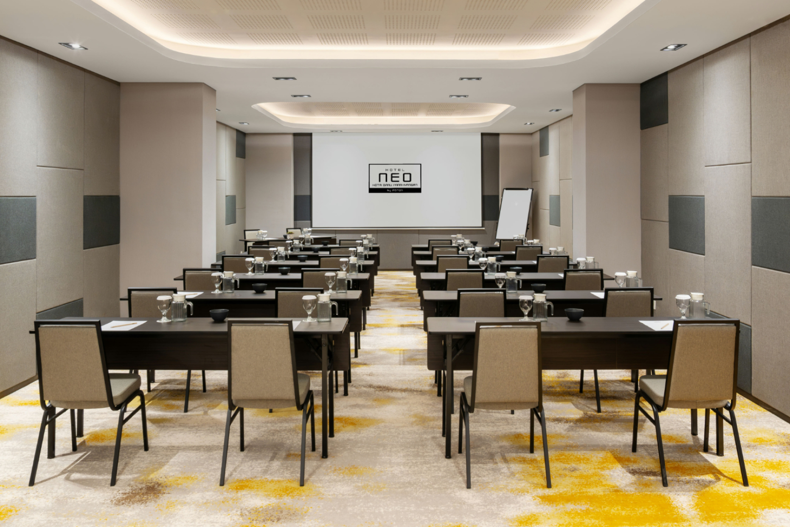 Отель Neo Kota Baru Parahyangan