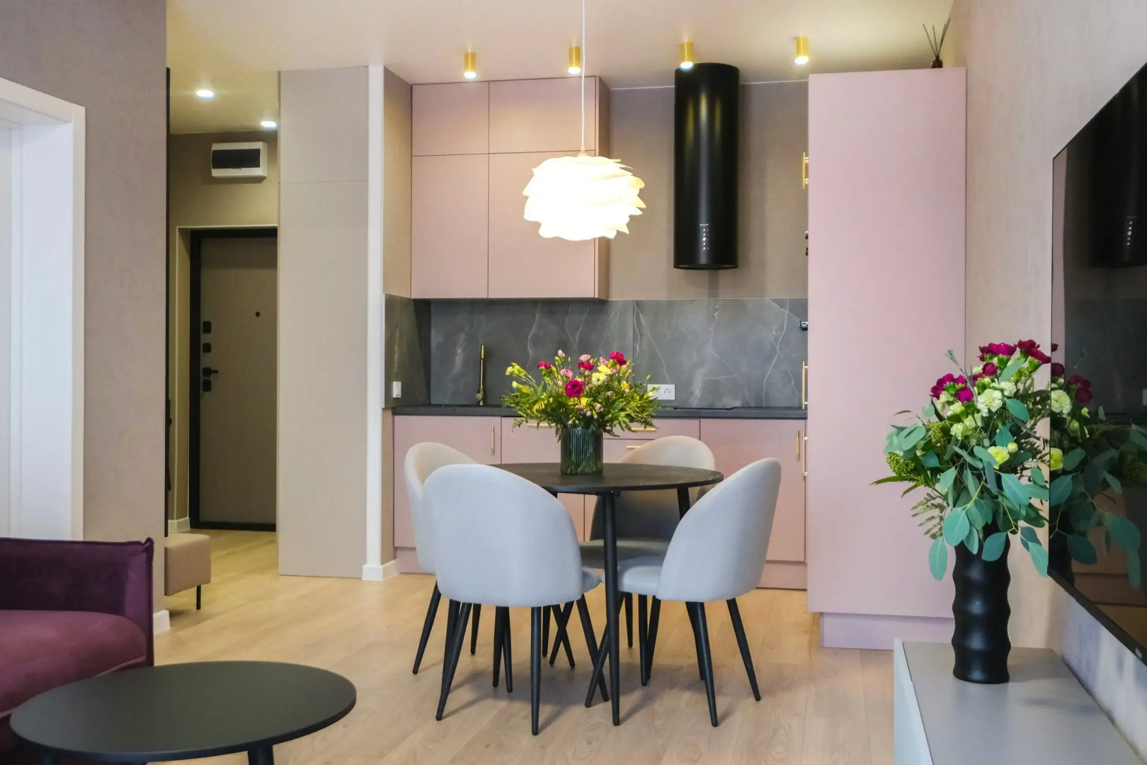 Большая Однокомнатная Квартира с Видом на Реку и Новым Ремонтом