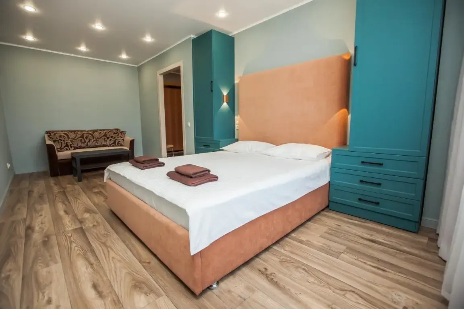 Апартаменты Золотой Шар на 70 лет Октября 1