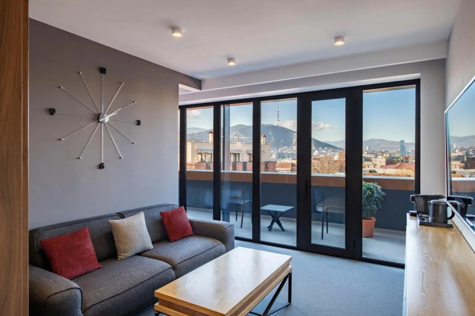 Отель Clocks Hotel Tbilisi