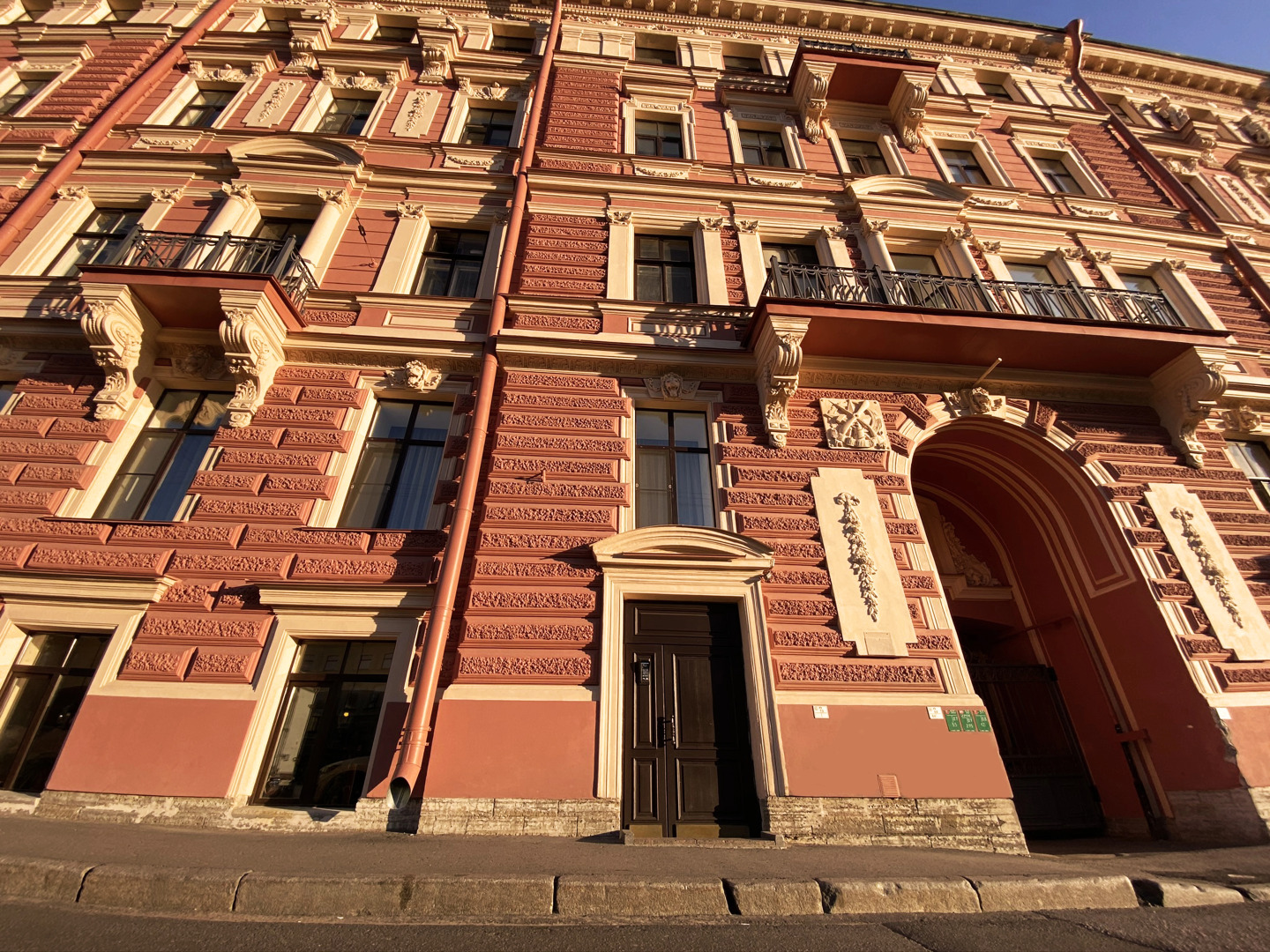 Соло на набережной реки Мойки 82