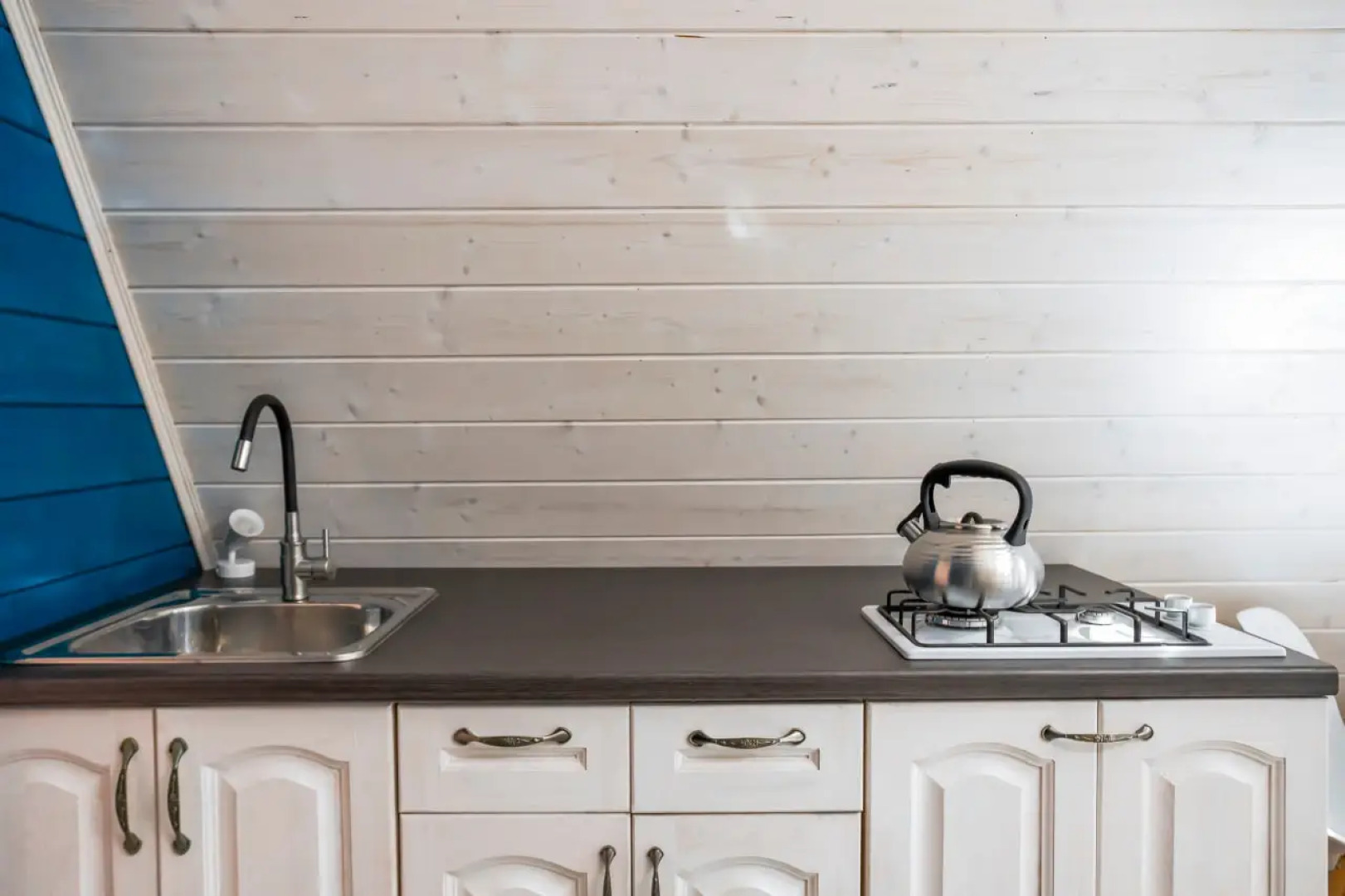 Частный дом в лесу у реки Пра