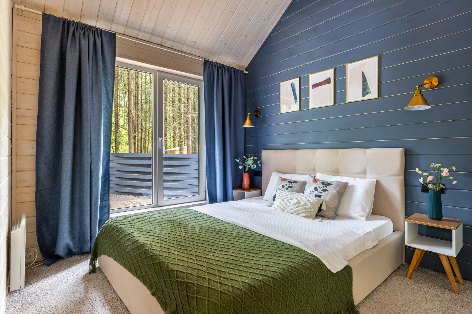 Частный дом в еловом лесу