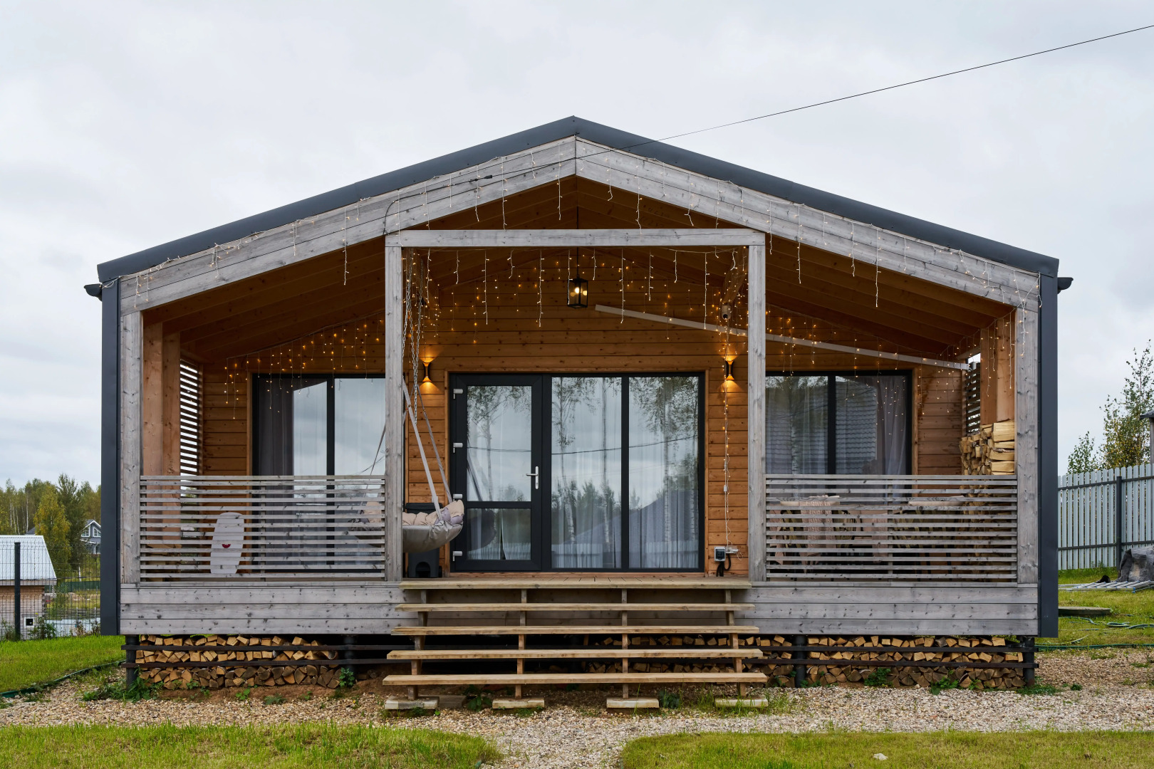 Частный дом с панорамными окнами у озера