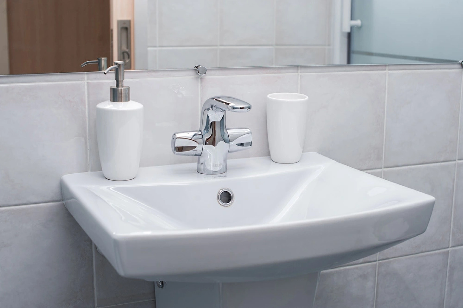 Апартаменты Тихая студия 36кв.м,рядом станция подземного трамвая и большой ТЦ