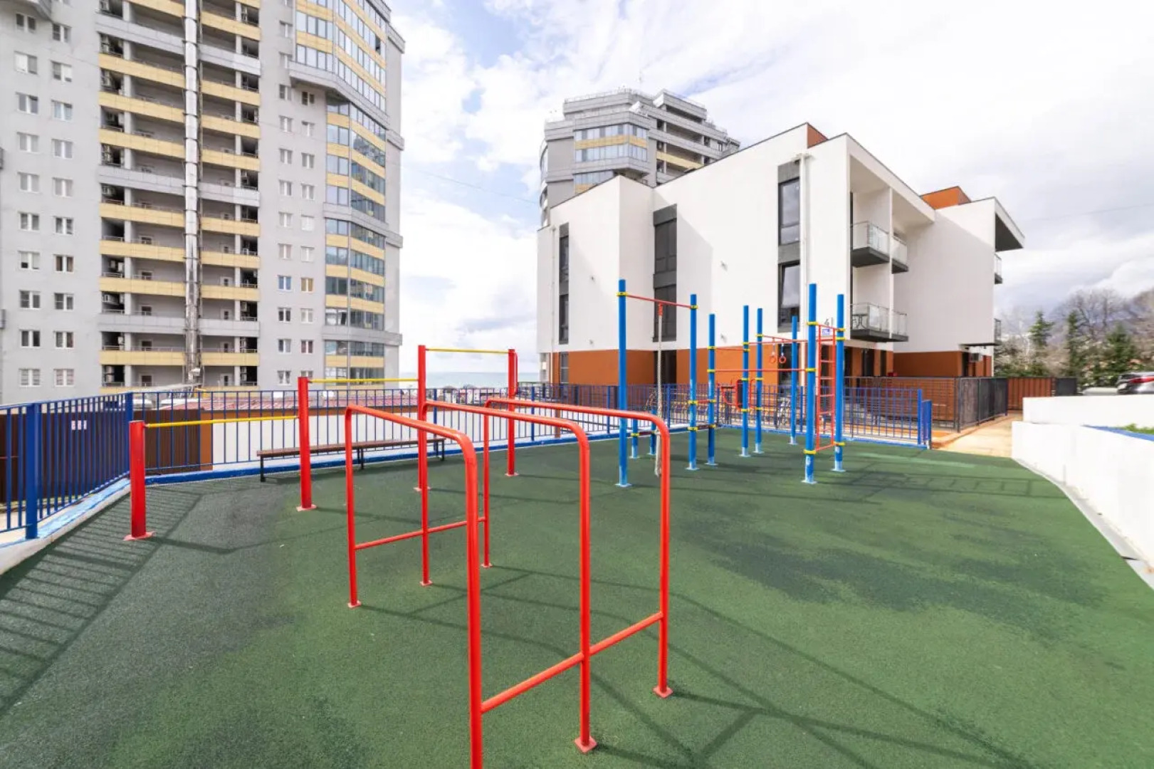 Квартира светлая студия с видом на море и балконом с бассейном на территории