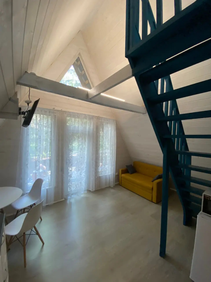 Частный дом в лесу у реки Пра