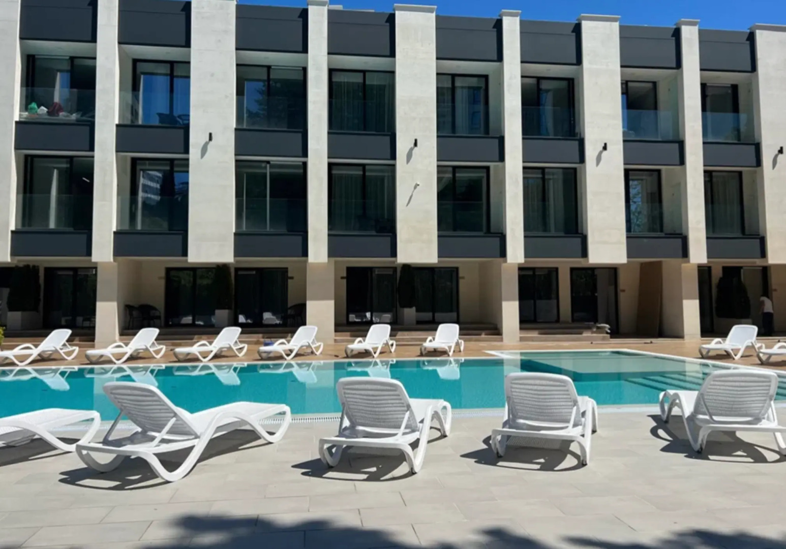 Апартаменты с большим бассейном