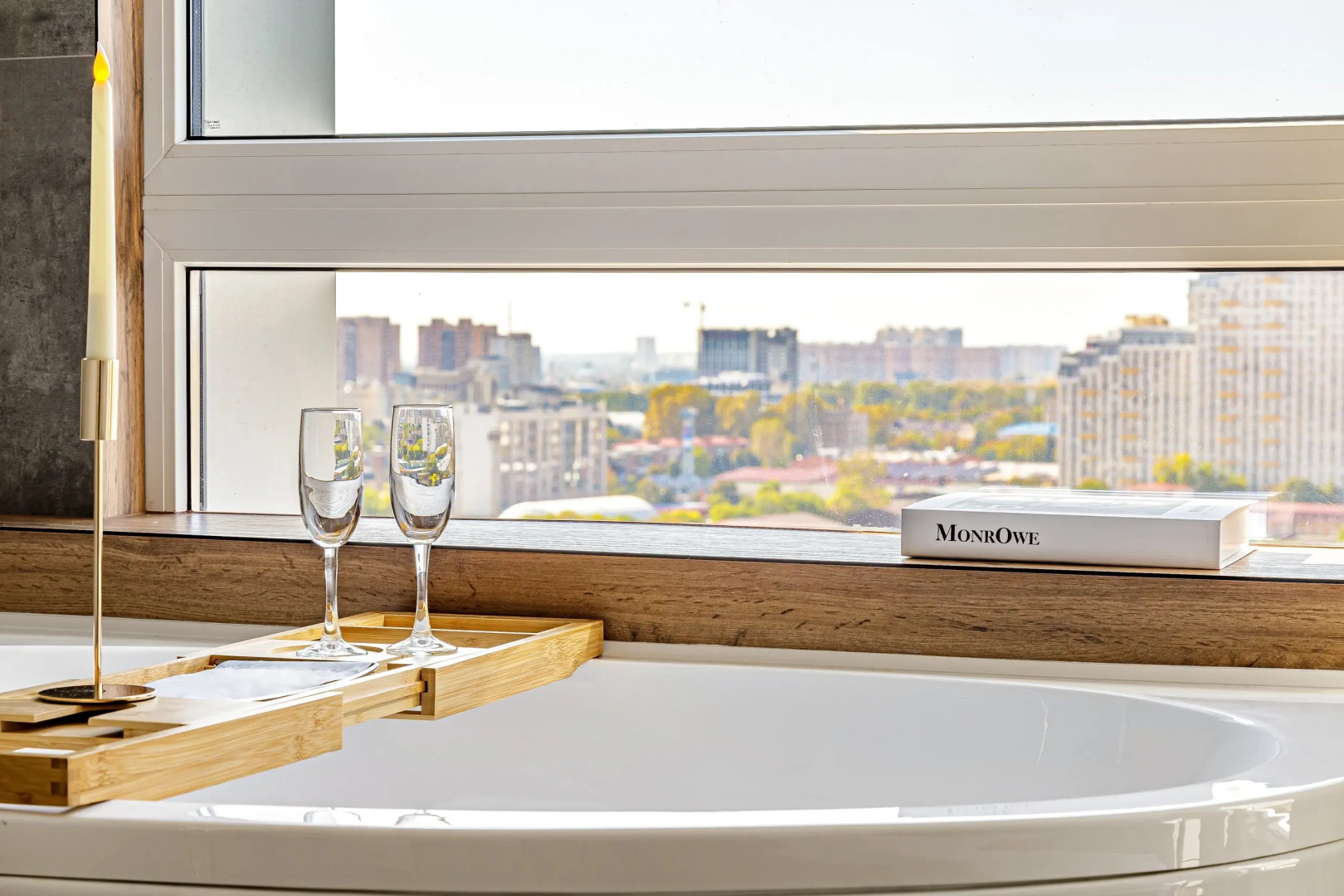 Апартаменты VIP студия с роскошной ванной у панорамного окна