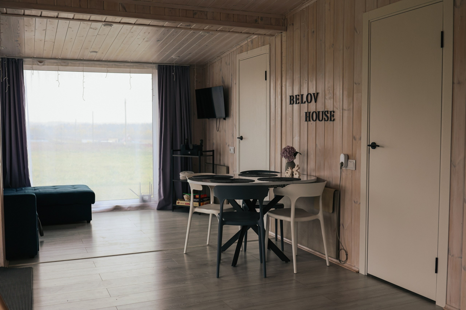 Частный дом  Belov House  с панорамным остеклением у леса